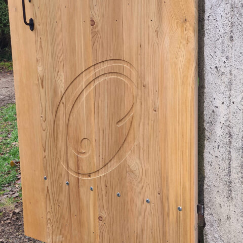 Fabrication d'un portillon de jardin en cèdre en planchage monté sur traverses, et pentures d’origine.